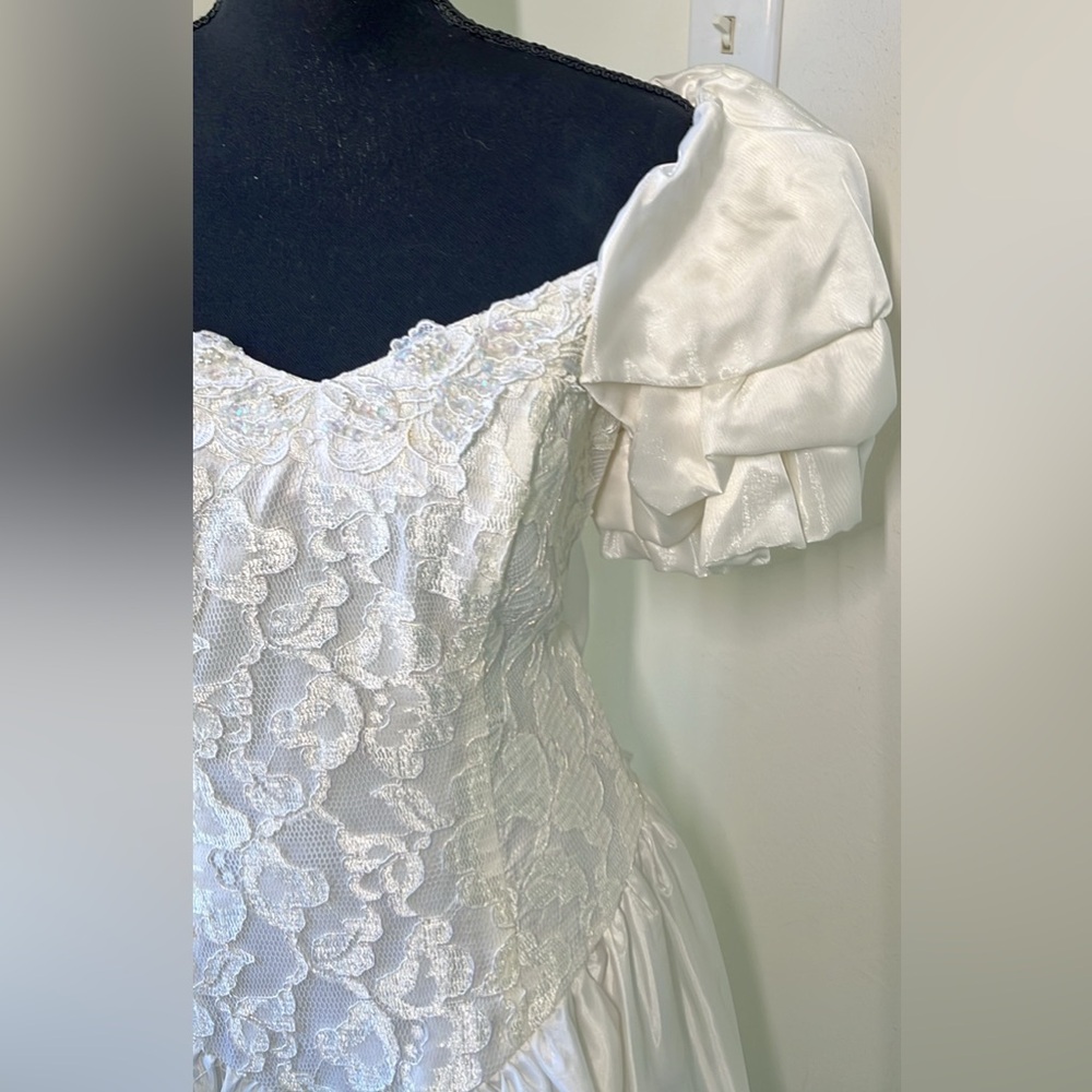Size 11 Wedding Dress, Tea Length, gorgeous lace bodice & sweetheart neckline - Picture 3 of 7